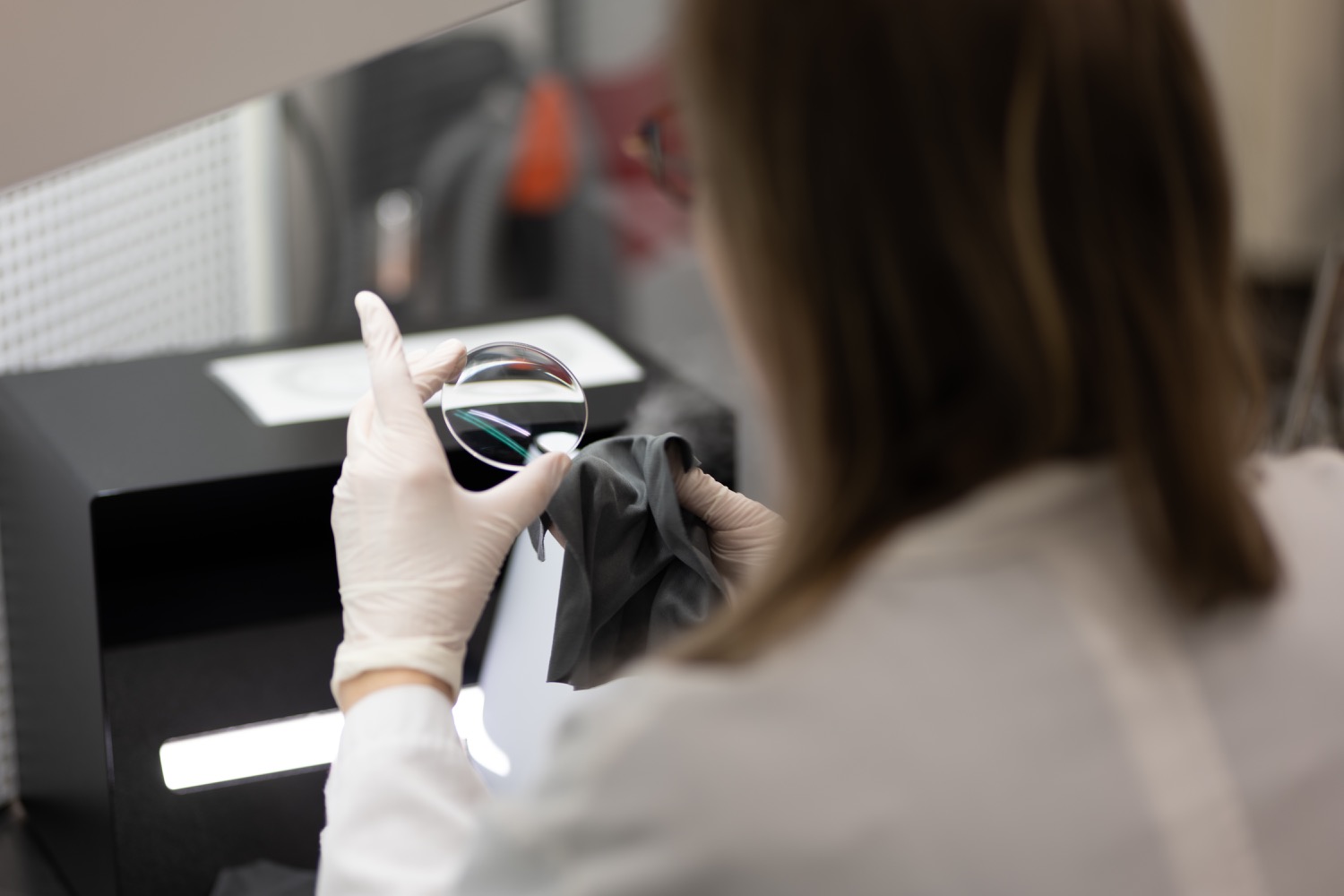 Silmälasilinssien valmistus