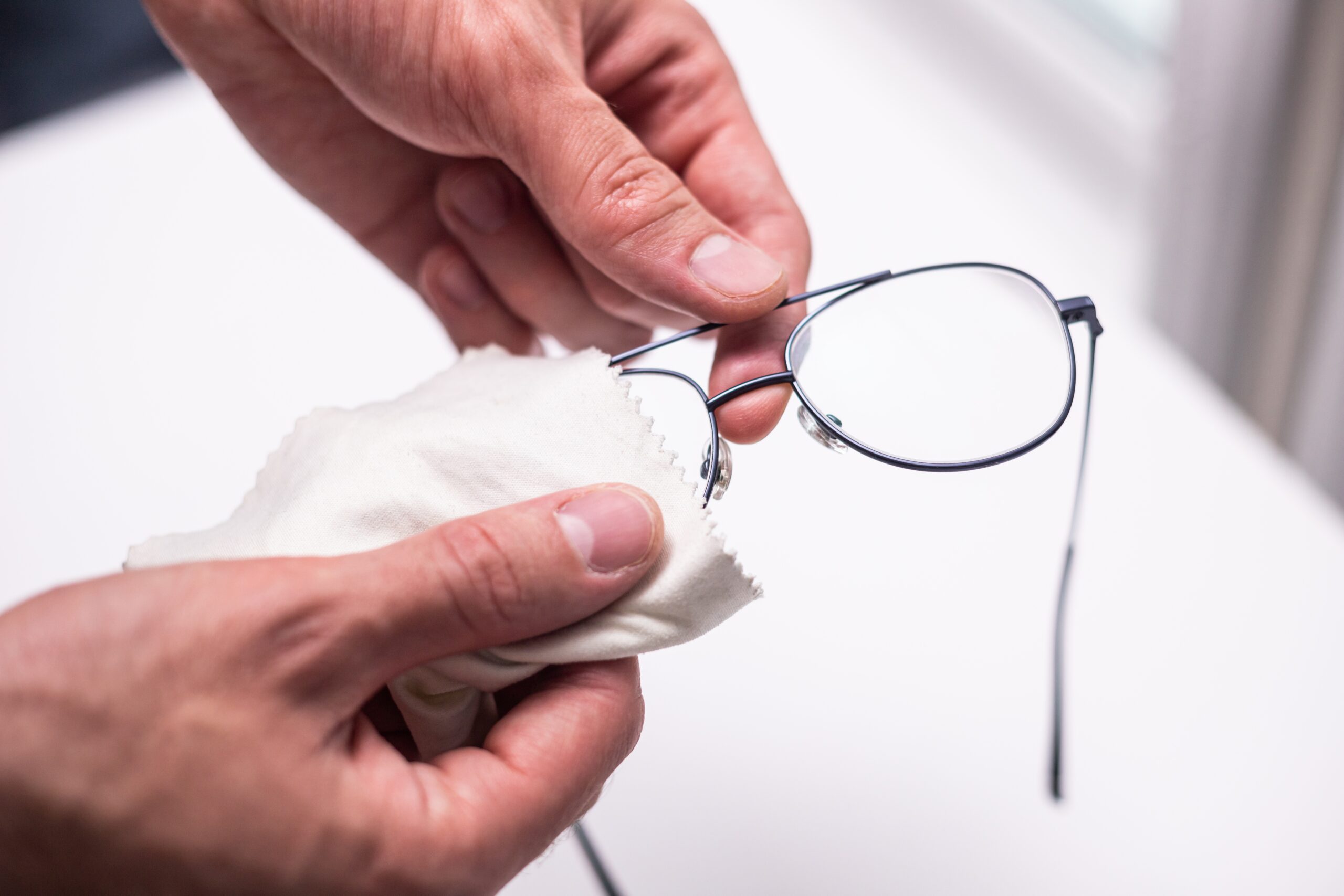 Ohjeet silmälasien oikeaoppiseen puhdistukseen